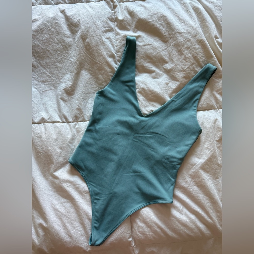 Aritzia | Babaton Vneck Contour Bodysuit